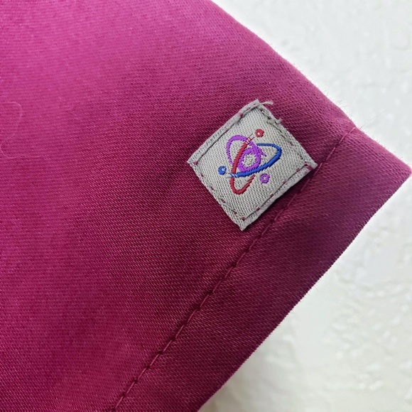 White Swan Gear Notched Neckline Curved Pocket Berry Scrub Top - Women's Medium - Picture 3 of 8